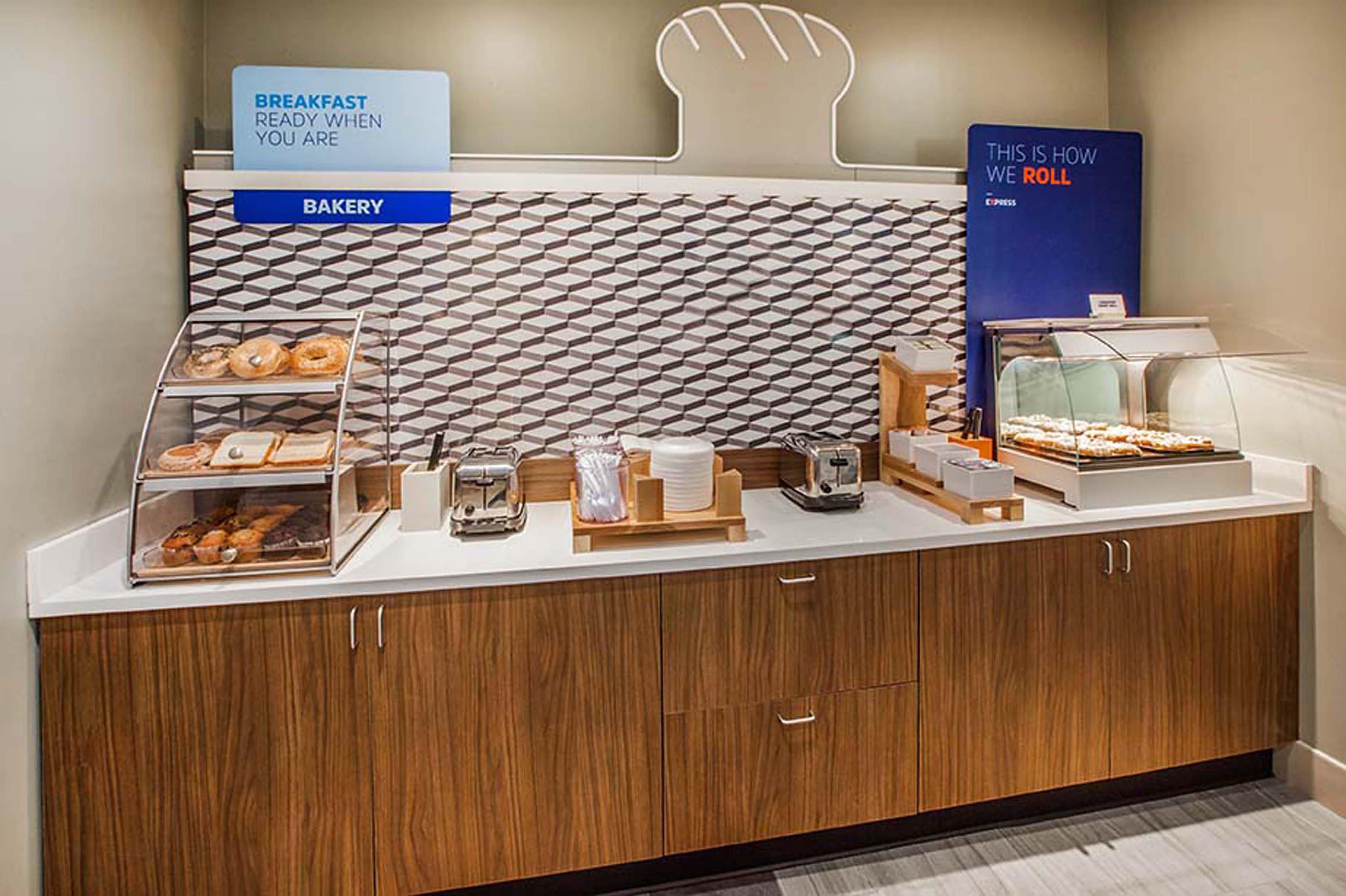 Holiday Inn Express Hotel & Suites Cincinnati-North/Шаронвилл Экстерьер фото