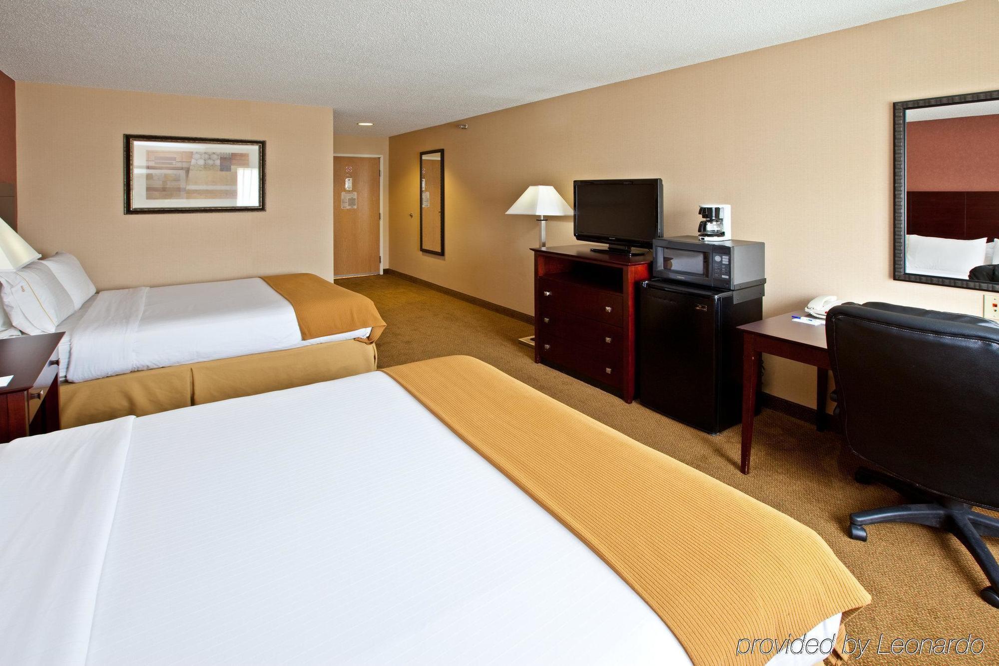 Holiday Inn Express Hotel & Suites Cincinnati-North/Шаронвилл Номер фото
