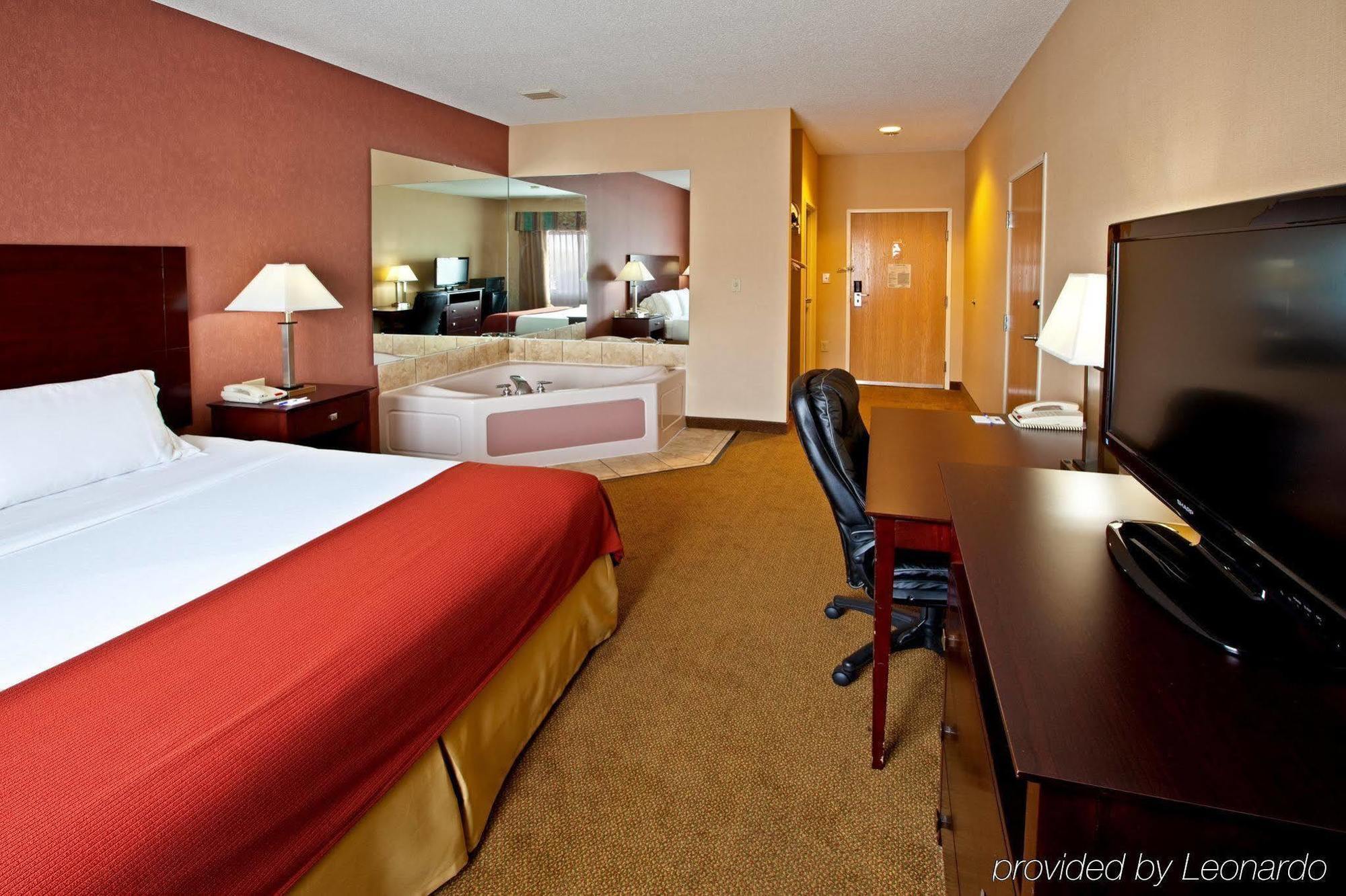 Holiday Inn Express Hotel & Suites Cincinnati-North/Шаронвилл Экстерьер фото