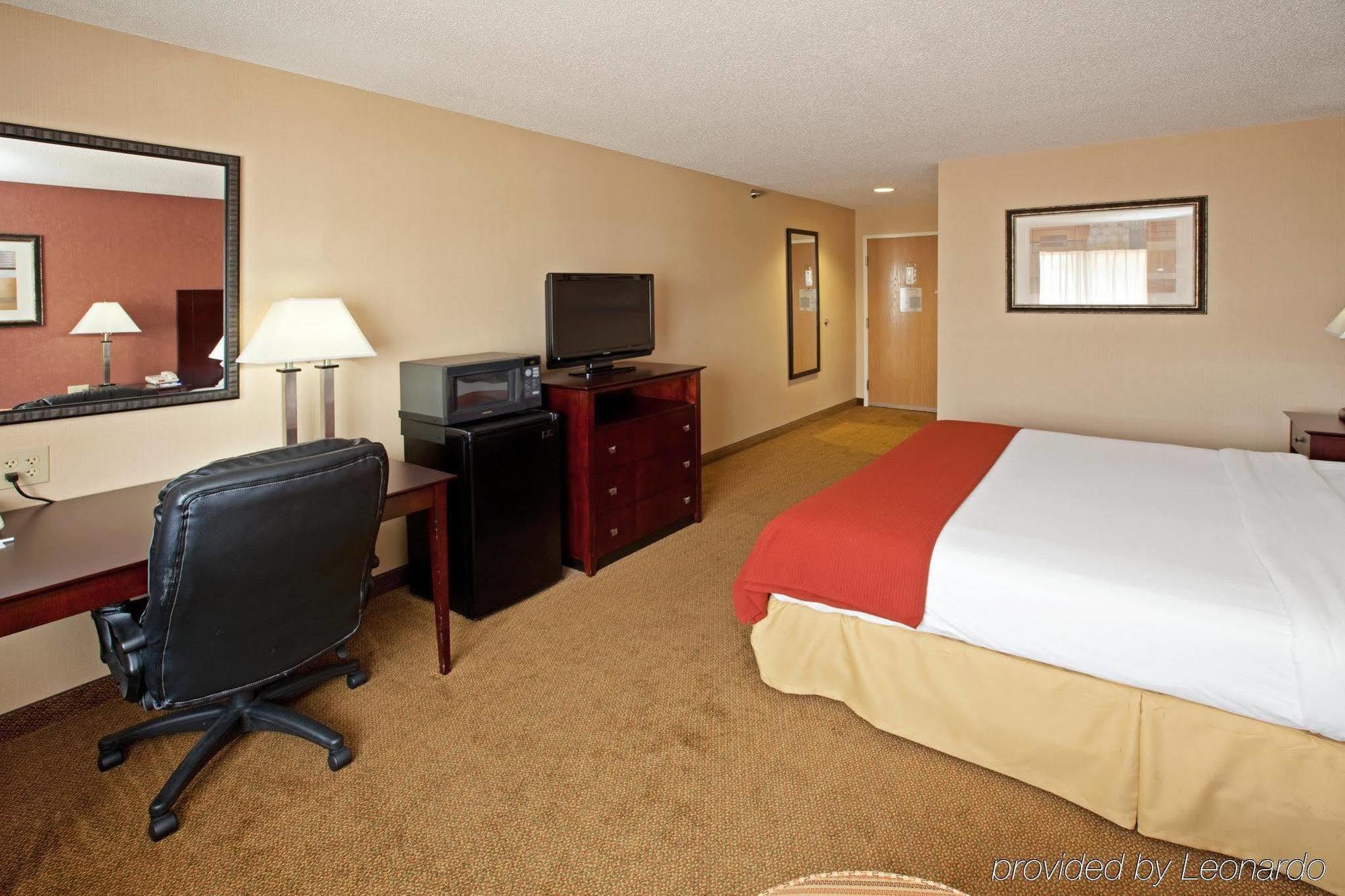 Holiday Inn Express Hotel & Suites Cincinnati-North/Шаронвилл Номер фото
