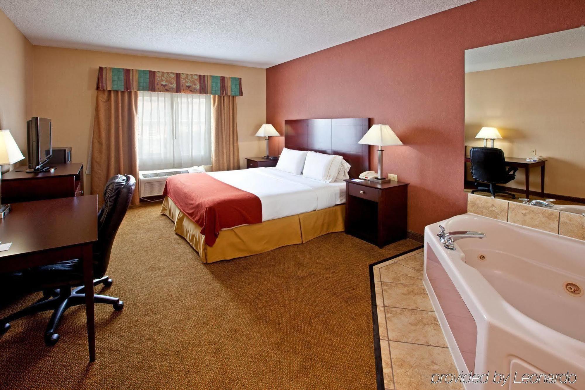 Holiday Inn Express Hotel & Suites Cincinnati-North/Шаронвилл Номер фото