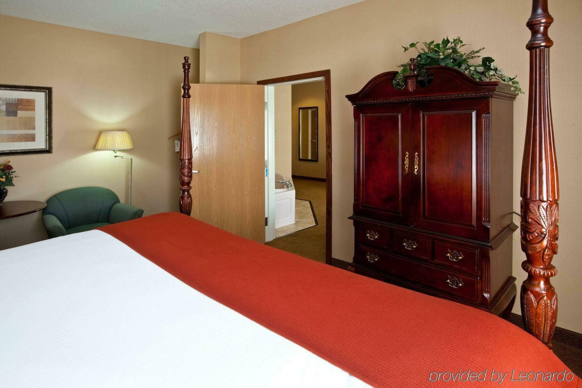 Holiday Inn Express Hotel & Suites Cincinnati-North/Шаронвилл Экстерьер фото